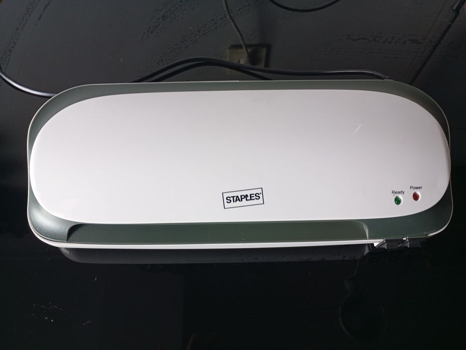Plastificadora térmica compacta Staples (modelo A4 / Pouch Laminator)