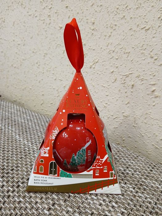 Świąteczny płyn do kąpieli w kształcie bombki The Luxury Bathing UK