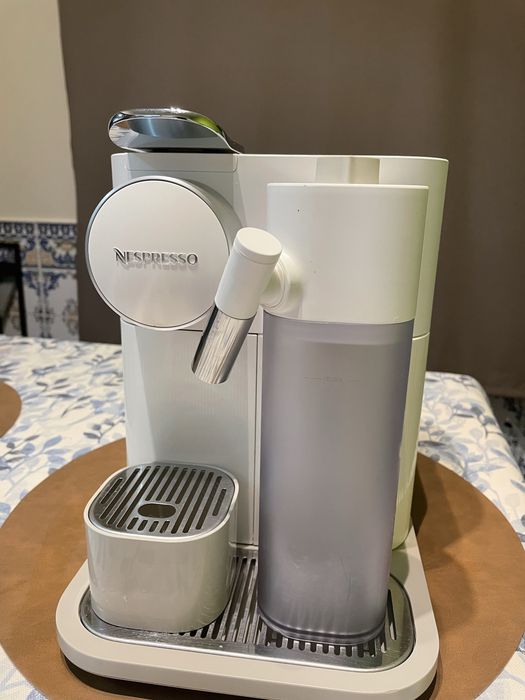 Nespresso DeLonghi Gran Lattissima como nova + entrega Lisboa