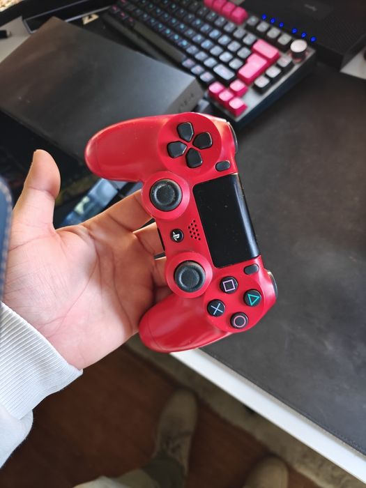 Ps4 com comando vermelho