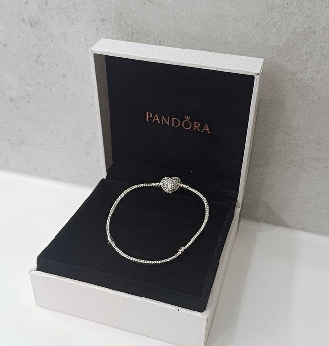 Bransoletka Pandora z zapięcie w kształcie serca