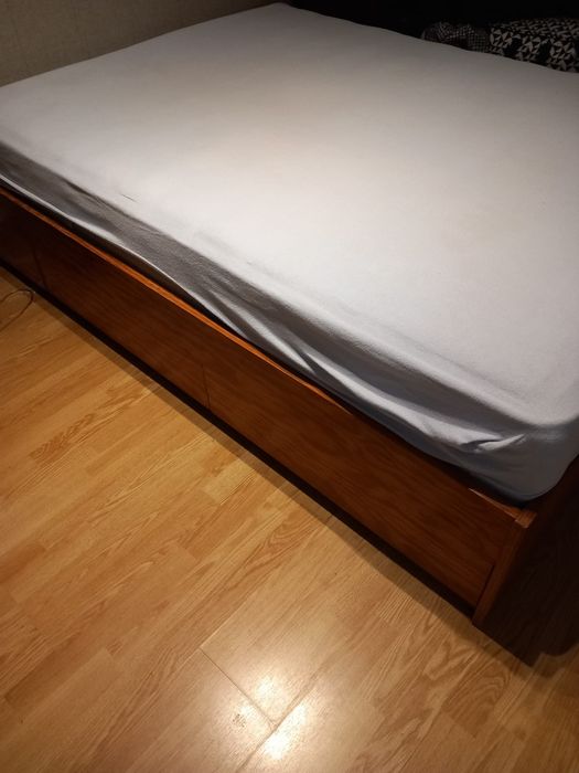 Cama de casal com gavetas em madeira