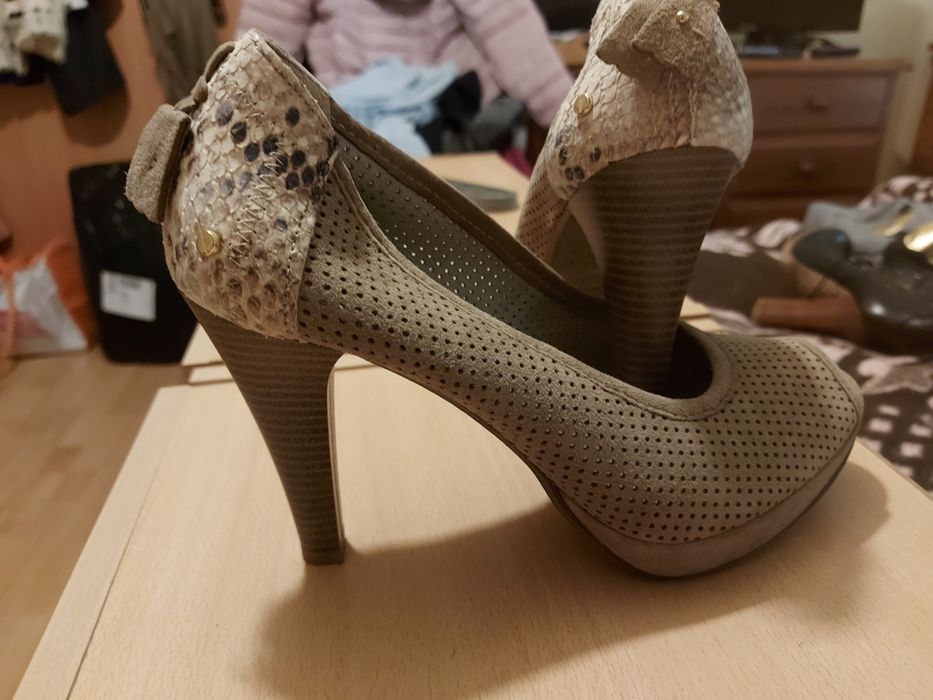 Sapatos camel  tam 40