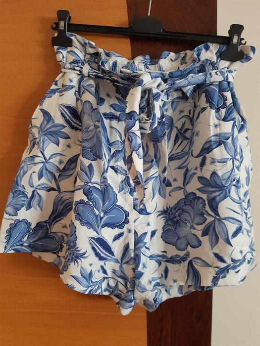 Calções azuis floridos