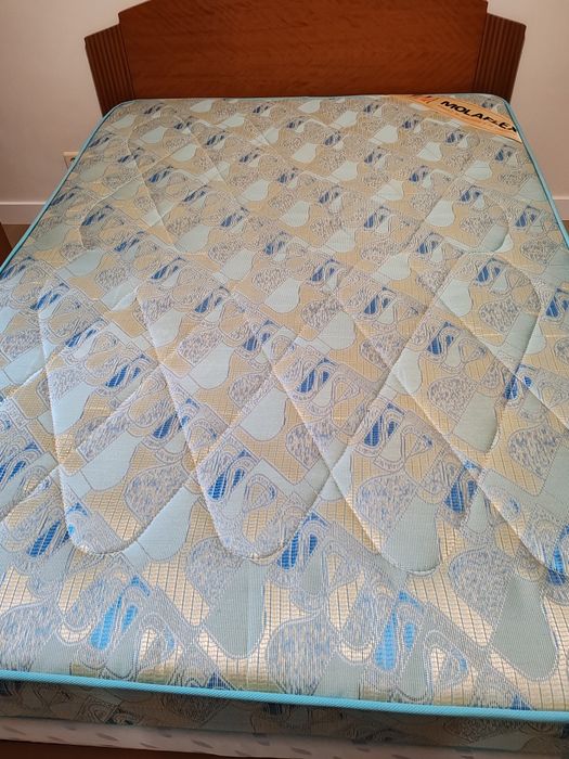 Cama de casal e mesa de cabeceira em