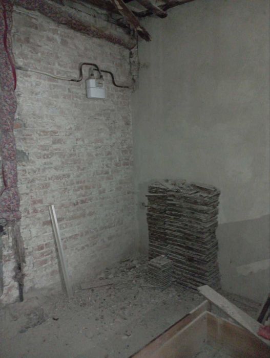 Продається трикімнатна квартира поблизу центру.