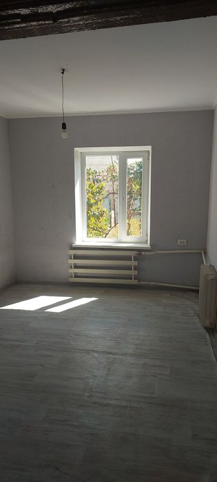 Продам дом, есть газ, свет, скважина, печное отопление.