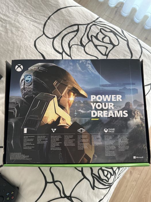 Xbox series X semi nova com 2 comandos