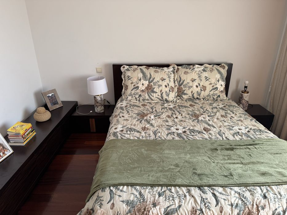 Quarto casal completo com mesinhas , camiseiro e aparador