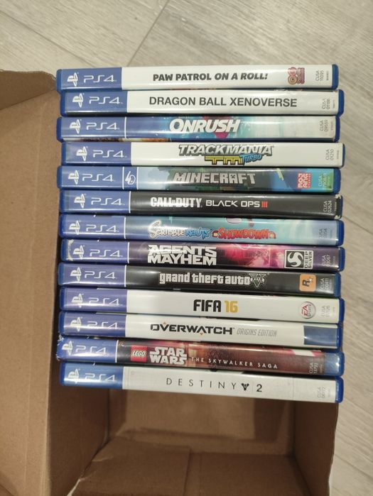 PlayStation 4 1TB. Como novo.com 2 comandos originais e 13 jogos, como na foto. Cabo HDMI e alimentação