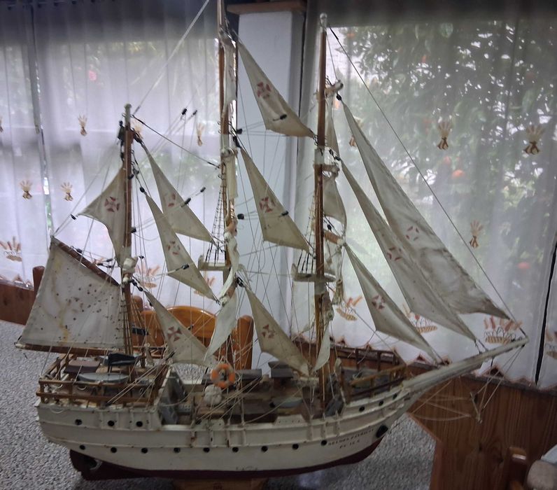 Barco feito de forma artesanal antigo