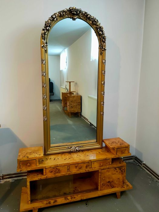 Ponadczasowa toaletka z czeczota i lustrem kryształowym