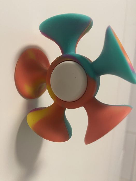 Kolorowy spinner z przyssawkami ze smyka, nowy!