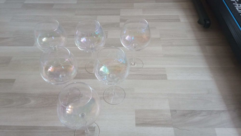 Duże kolorowe kielichy do wina