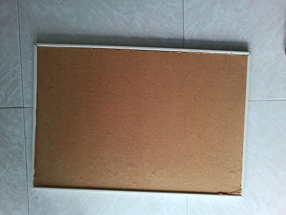 Quadro cortiça com pinos dourados