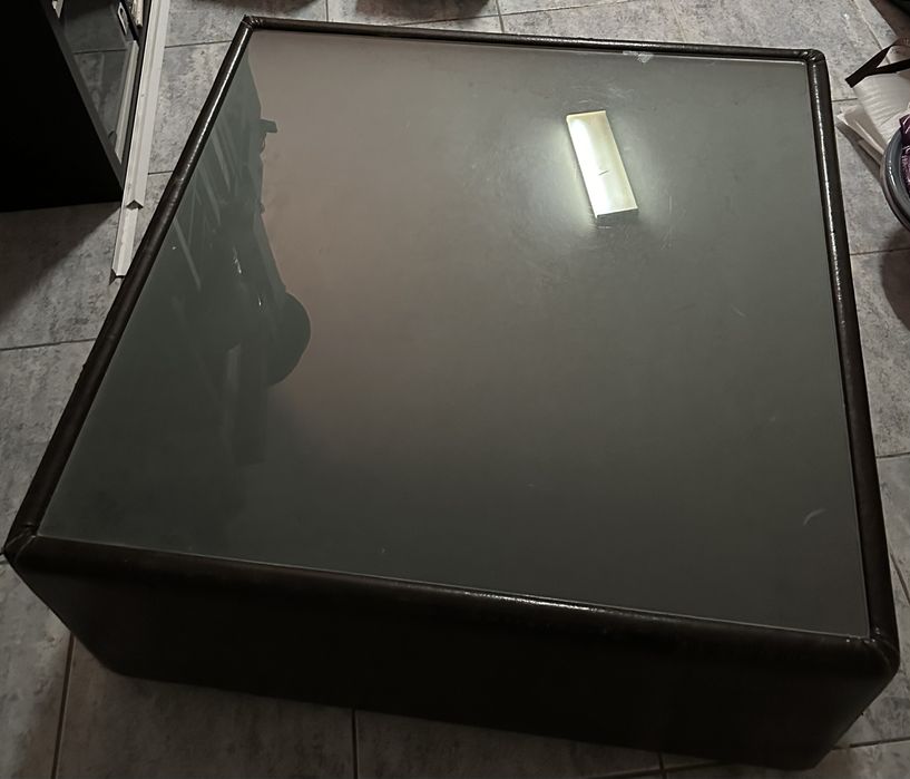 Mesa de centro em couro com vidro Fosco