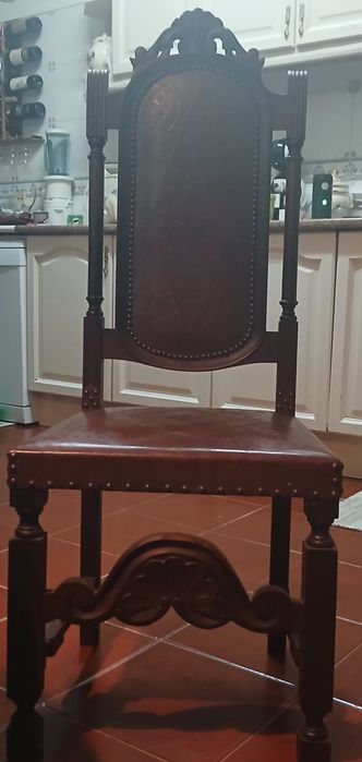 Mesa de sala de mogno com cadeiras