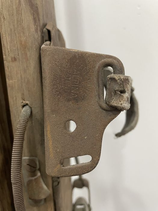 Zabytkowe narty drewniane