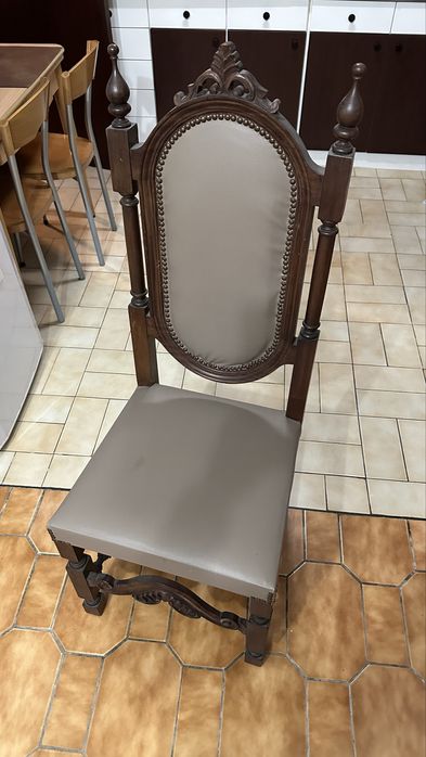 Mesa de madeira com 4 cadeiras