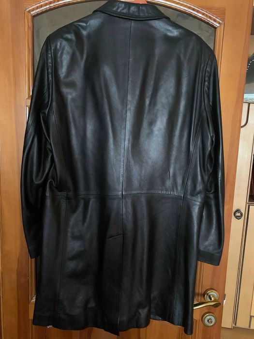 чорний кожаний плащ
