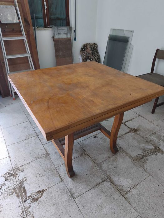 Mesa em madeira em bom estado