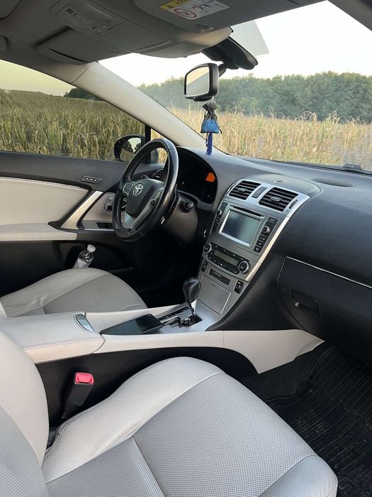 машина Toyota Avensis diesel
