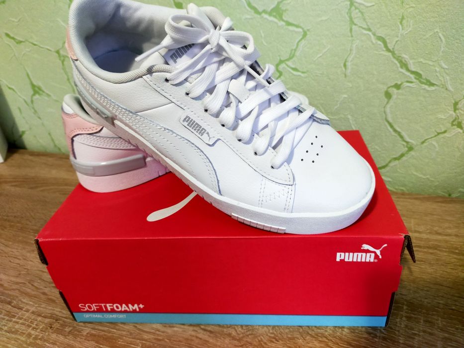 Продаються жіночі шкіряні кросівки PUMA.