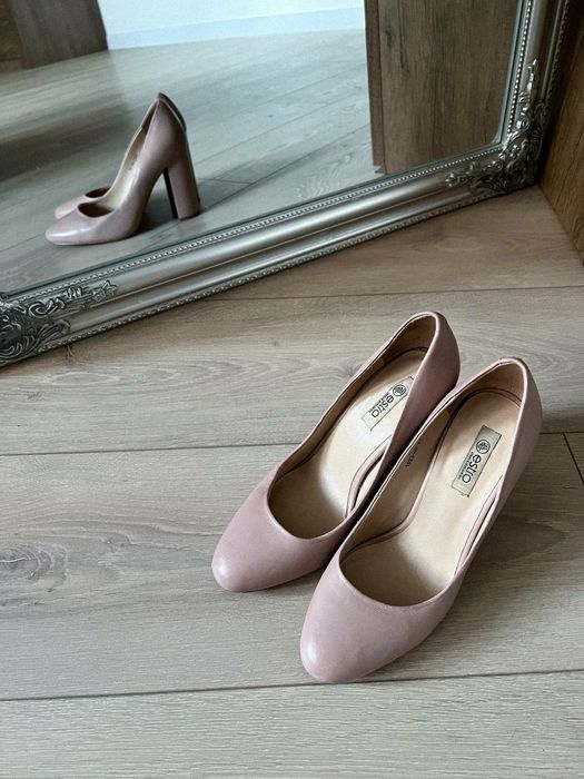 Пудрова сукня з туфлями і сумочкою