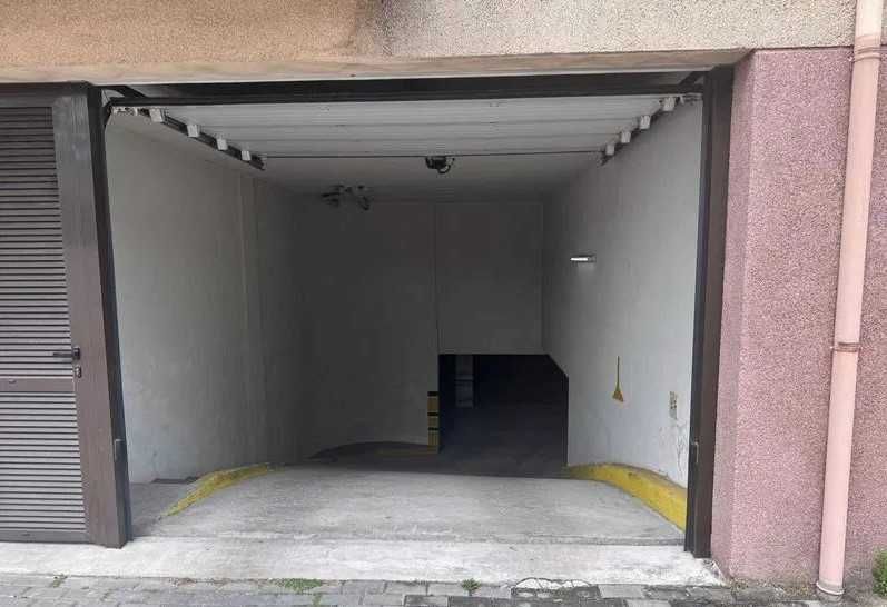 Arrenda-se Garagem fechada