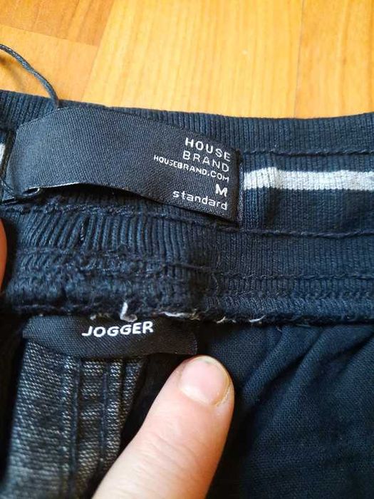 Czarne joggery house brand m