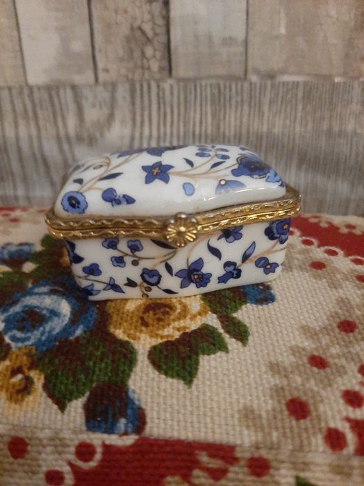 Caixa Nova de comprimidos em porcelana.
