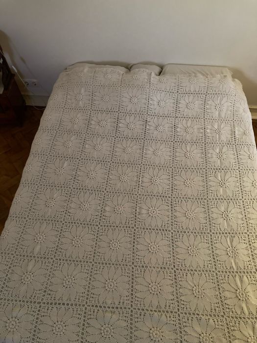Uma colcha branca de croché