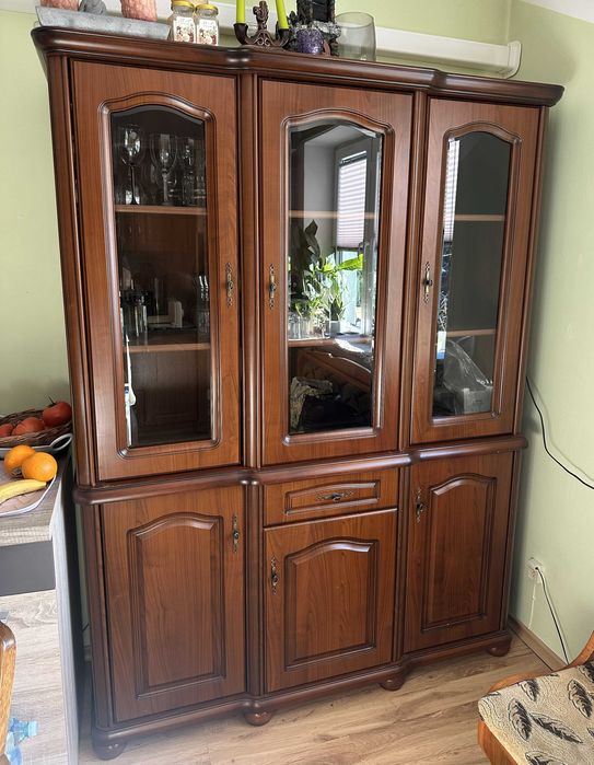 Szafa, ciemno brązowy mebel kuchenny, do pokoju.