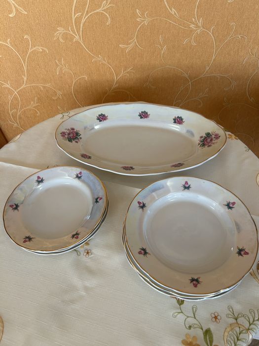 Порцеляновий набір -велике овальне блюдо і 6 тарілок