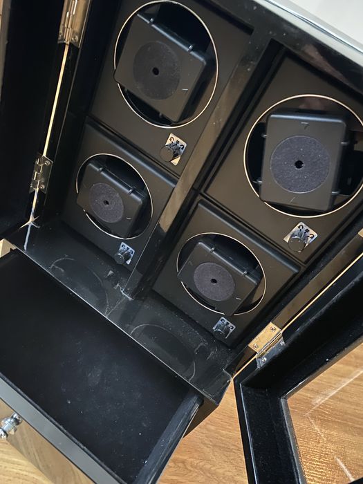 Rotomat na 4 zegarki, elegancka gablota, lakierowane drewno