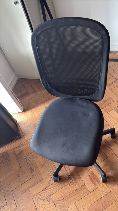 Cadeira giratória IKEA FLINTAN preta: bom estado