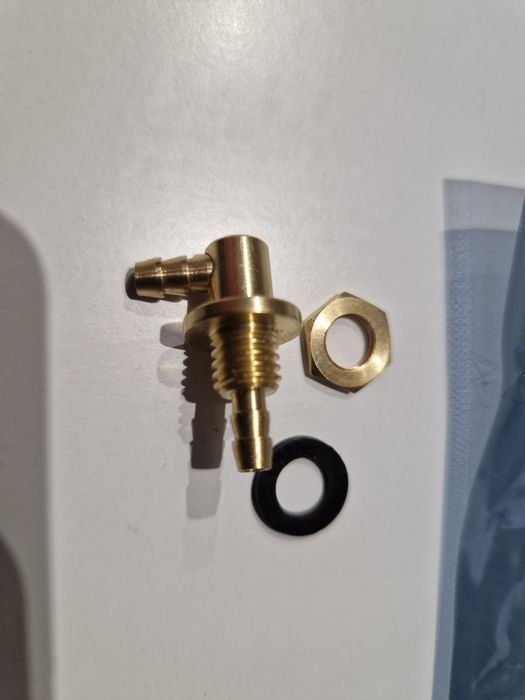 Штуцер, переходник, для топливного бака