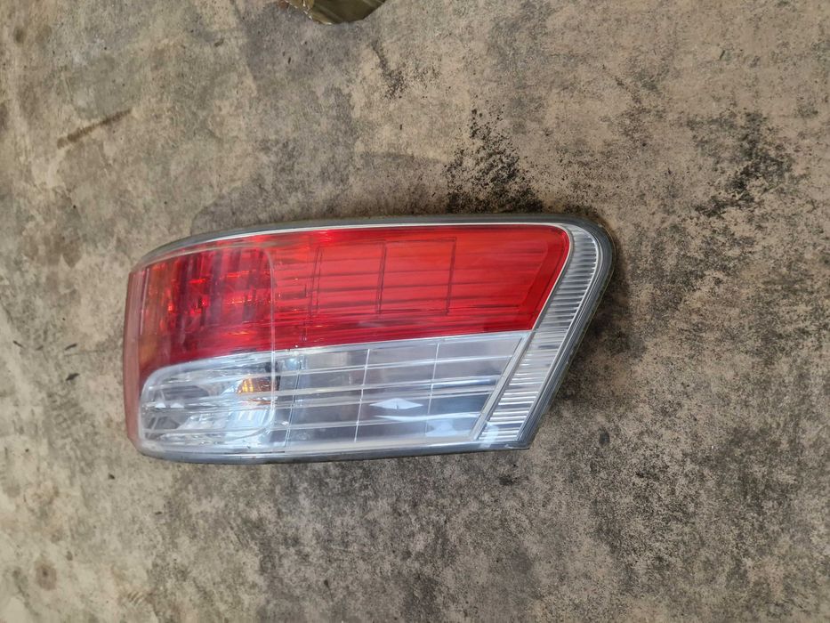 Toyota Avensis T27 010r. sedan lampa tylna prawa.