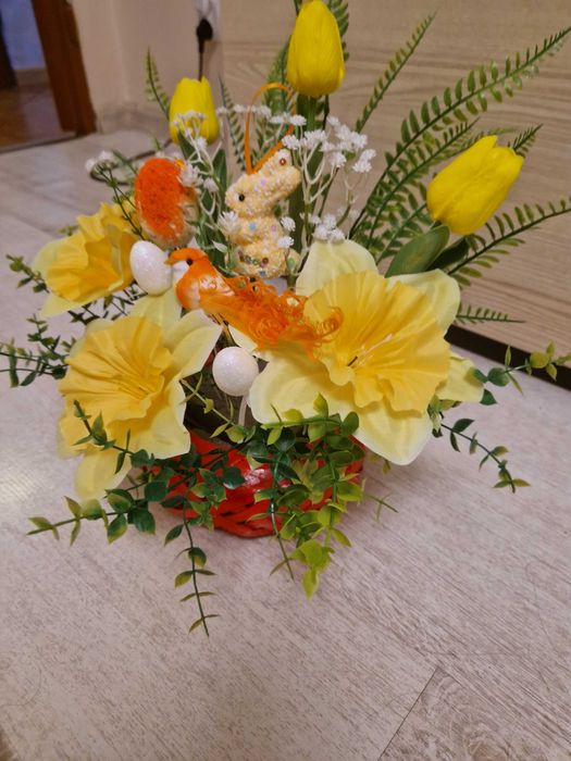 Stroik wielkanocny w wiklinowej doniczce