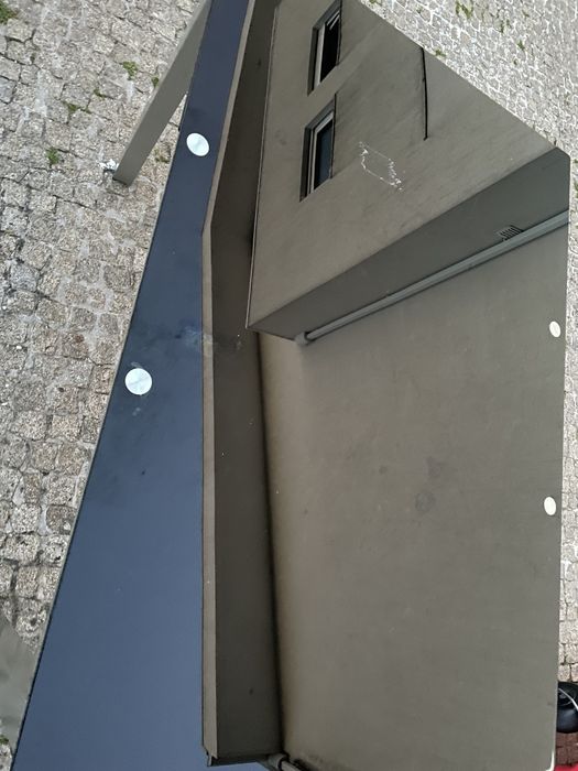 Mesa de cozinha com tampo em vidro preto