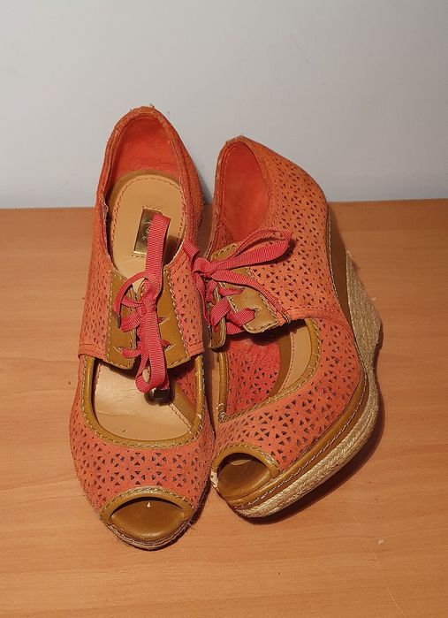 Salto Alto de Cunha com abertura à frente