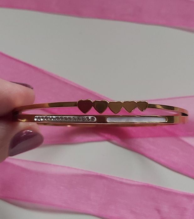 Pulseira/escrava dourada, em aço, de fácil utilização