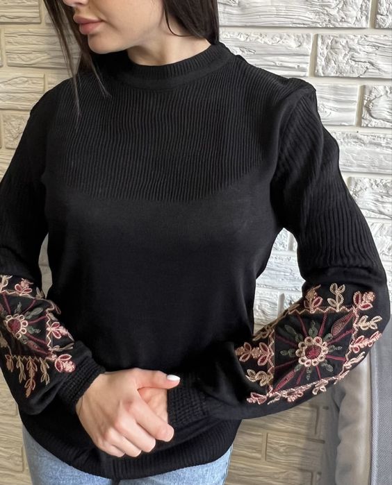 Супер ціна 350 грн. Светрик з вишивкою