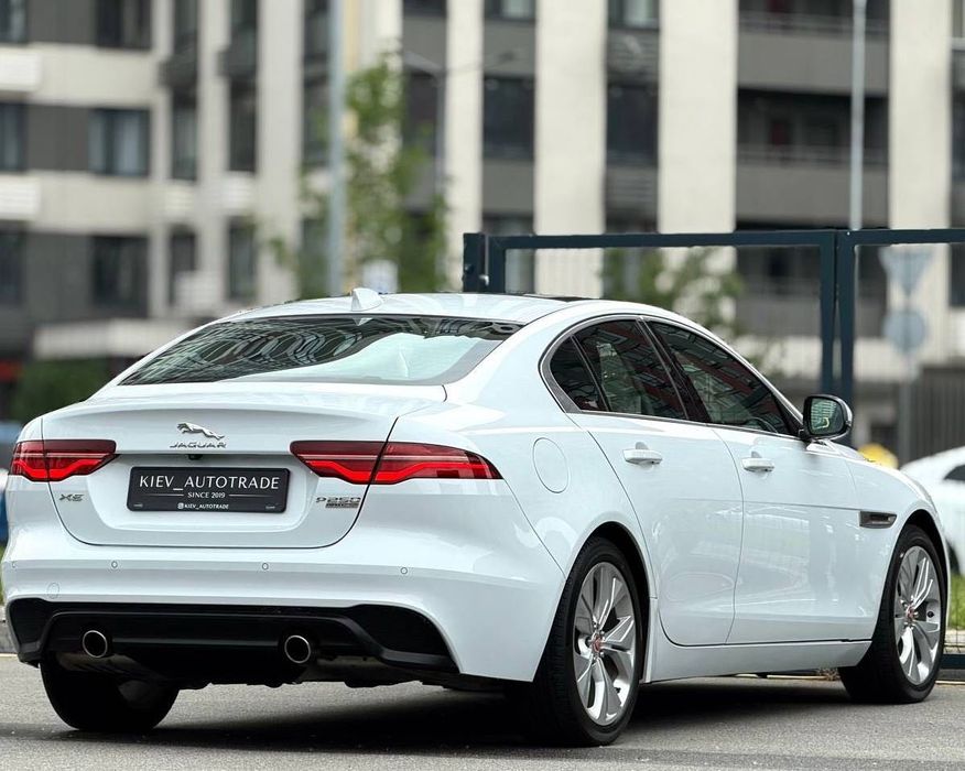 Продаж гарного Jaguar XE
