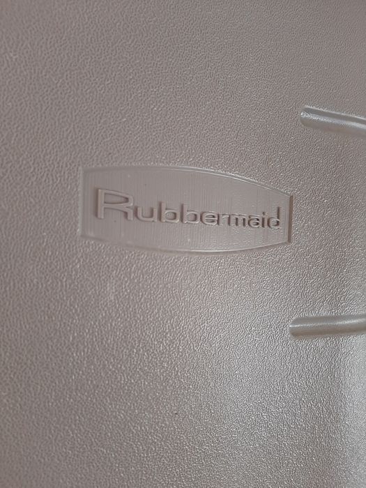 Móvel Rubbermaid altura 2 mit.×0,60×0.45.
Móvel em bom estado.