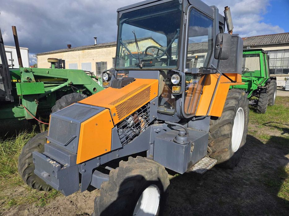 Ciągnik Renault z kosiarką bijakową do poboczy