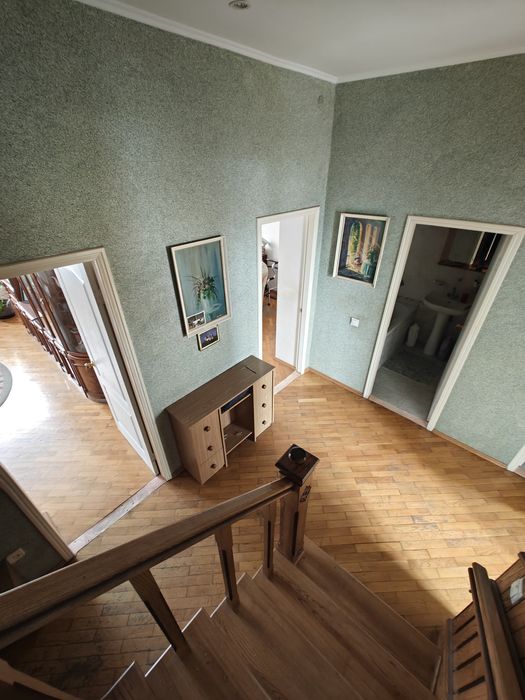 Оренда велика квартира в центрі міста.