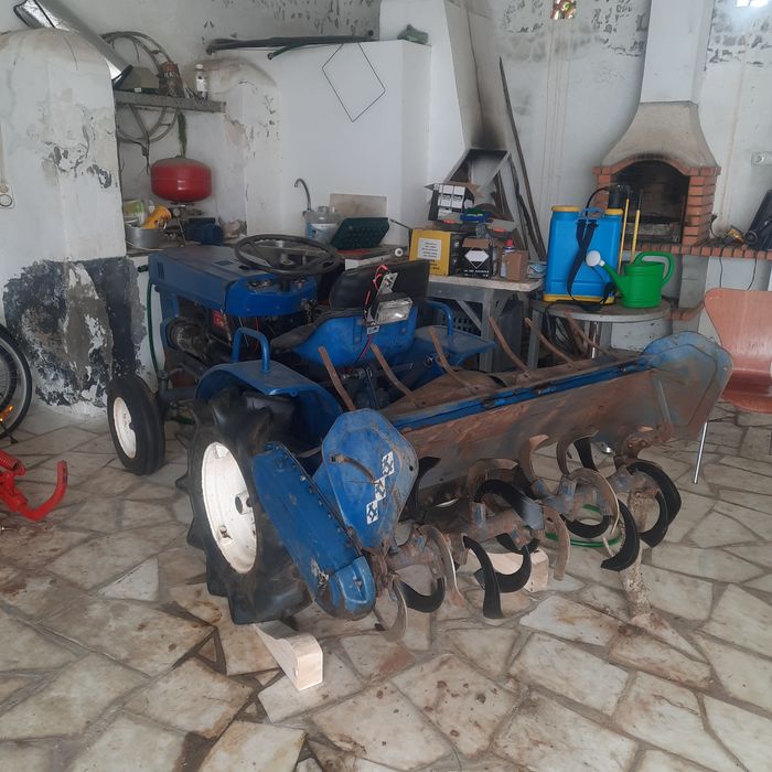 Trator ISEKI   TX 1300 em ótimo estado como novo .Acompanha arados e frezes