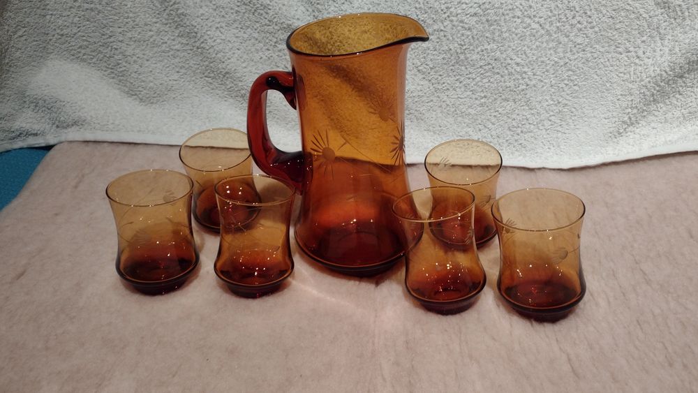 Sprzedam komplet dzbanek + 6 szklaneczek