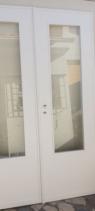 Porta dupla interior.